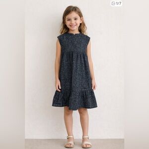 Take note sleeveless gray and black tweed dress with a ruffled hem size 8